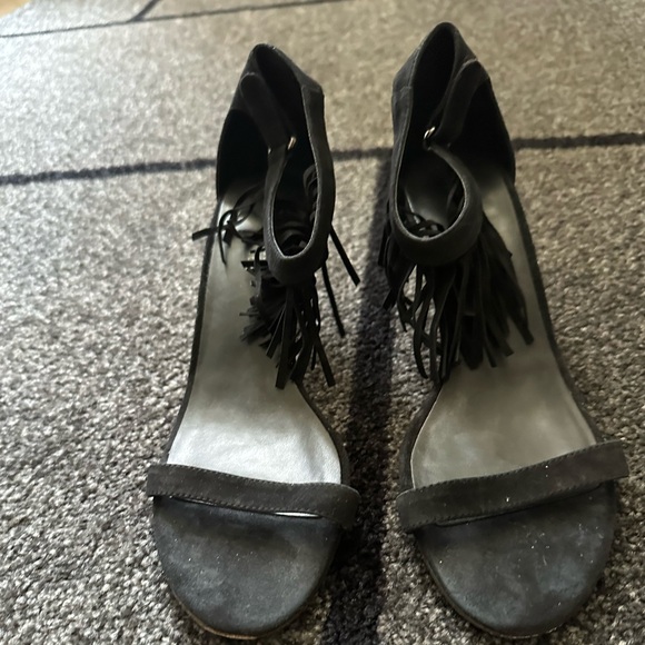 Vaneli Black Suede Fringe Sandals Kitten Heels Size 8.5 Narrow Ladies Shoes - Picture 3 of 12